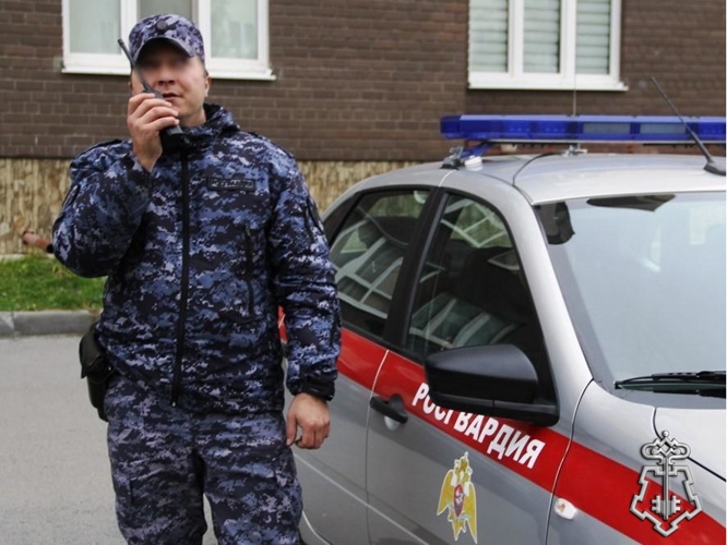 Сотрудники Росгвардии в центре Котласа задержали осужденного, объявленного в розыск