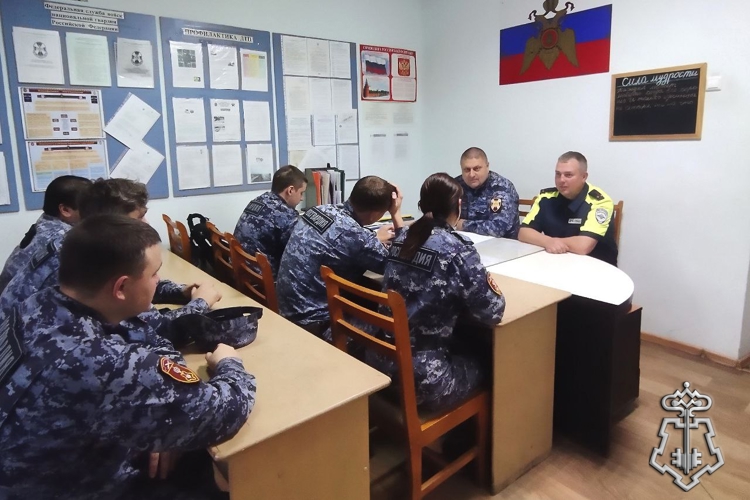 В Новодвинске сотрудники Росгвардии вместе с представителем ГАИ обсудили безопасность дорожного движения.