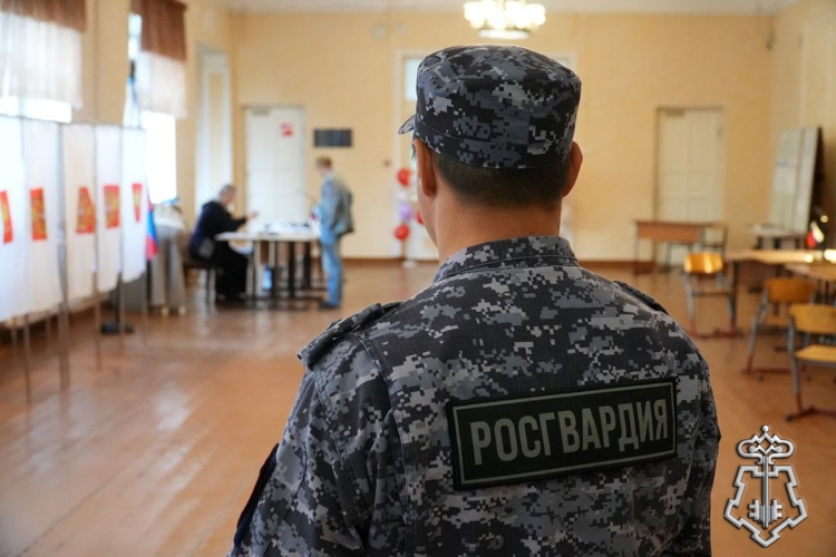 Сотрудники Росгвардии обеспечили безопасность проведения единого дня голосования на территории Архангельской области