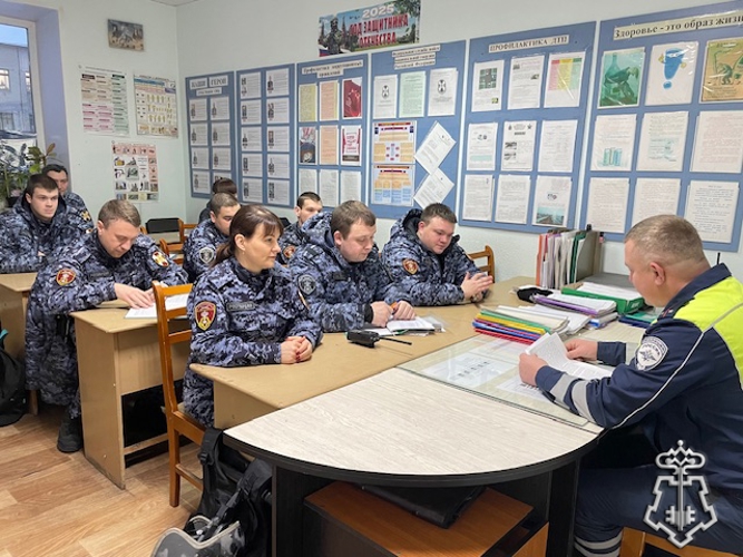 Сотрудники Новодвинского филиала УВО Росгвардии обсудили с офицером ГАИ безопасность на дорогах