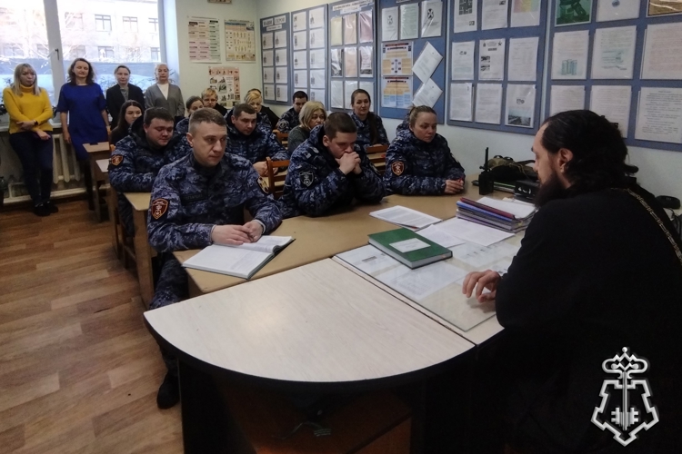 Священник Назарий Ярема духовно окормляет сотрудников Росгвардии в Новодвинске