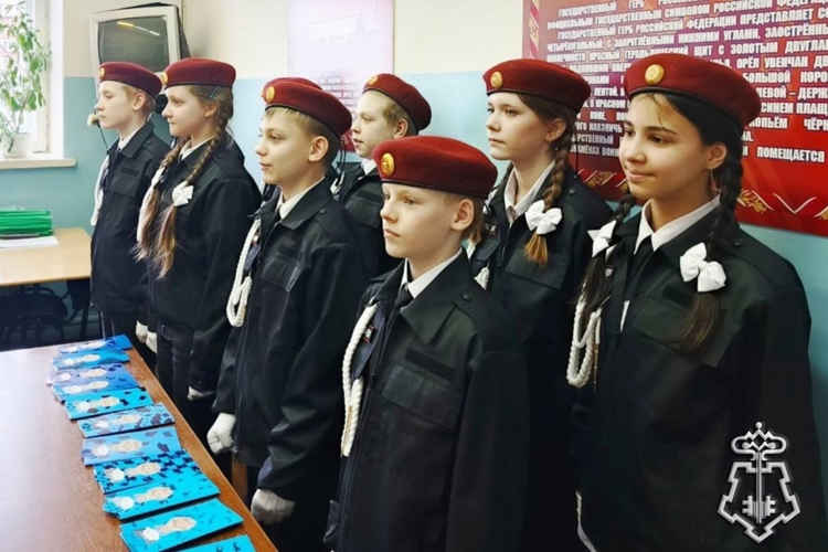 В Коряжме учащиеся кадетского класса посетили с поздравлениями филиал вневедомственной охраны Росгвардии