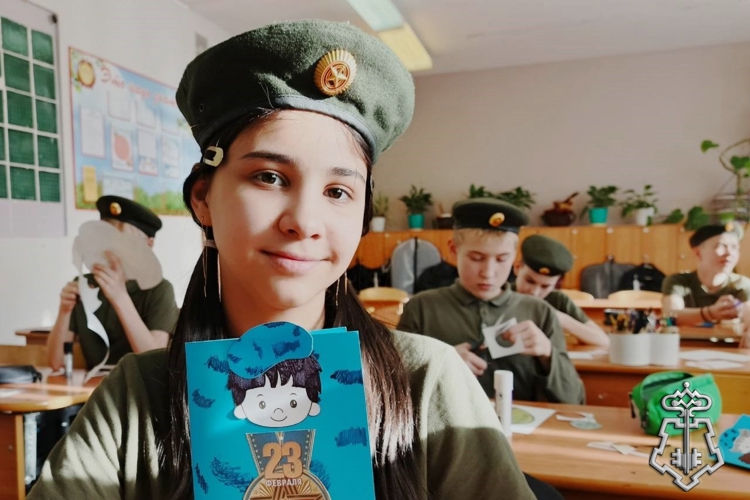 В Коряжме учащиеся кадетского класса посетили с поздравлениями филиал вневедомственной охраны Росгвардии