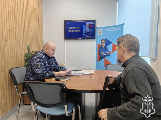 В Няндоме сотрудник вневедомственной охраны Росгвардии принял участие в «Ярмарке вакансий»