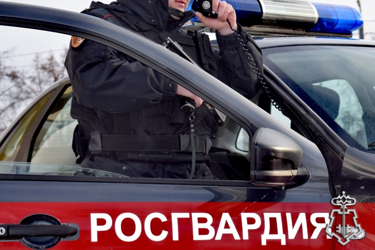 Росгвардейцы Мирного нашли маленького мальчика, не вернувшегося домой с вечерней прогулки