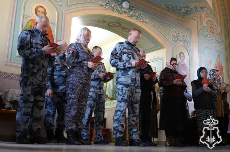 В Архангельске сотрудники Росгвардии приняли участие в молебне в храме иконы Божией Матери