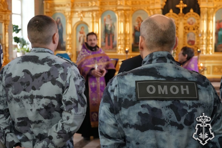 В Архангельске сотрудники Росгвардии приняли участие в молебне в храме иконы Божией Матери