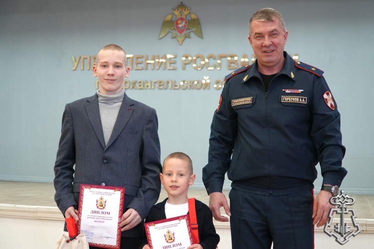 Дети сотрудников вневедомственной охраны Архангельской области получили награды из рук начальника Управления Росгвардии по Архангельской области.