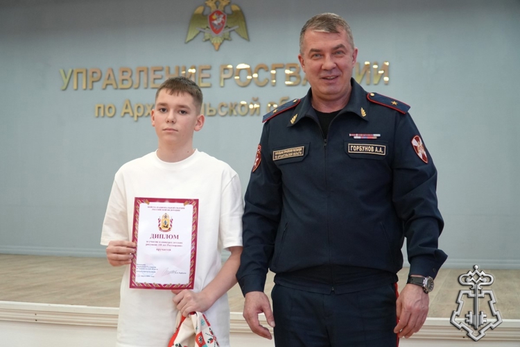 Дети сотрудников вневедомственной охраны Архангельской области получили награды из рук начальника Управления Росгвардии по Архангельской области.