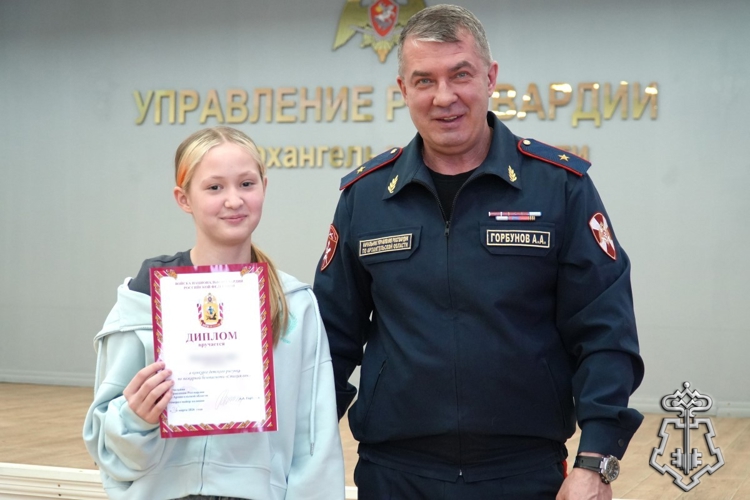 Дети сотрудников вневедомственной охраны Архангельской области получили награды из рук начальника Управления Росгвардии по Архангельской области.