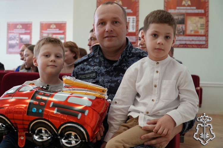 Дети сотрудников вневедомственной охраны Архангельской области получили награды из рук начальника Управления Росгвардии по Архангельской области.