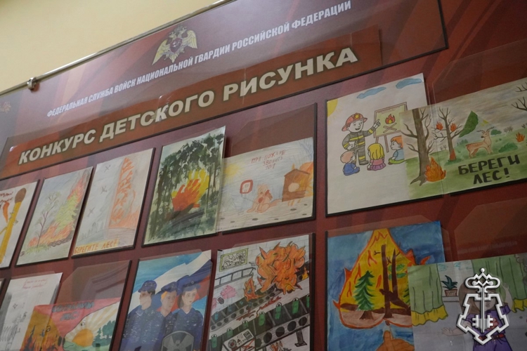 Дети сотрудников вневедомственной охраны Архангельской области получили награды из рук начальника Управления Росгвардии по Архангельской области.