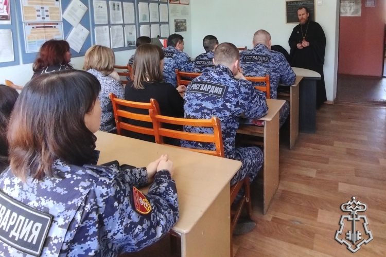 Священник рассказал сотрудникам Росгвардии Новодвинска о Светлой Христовой Пасхе