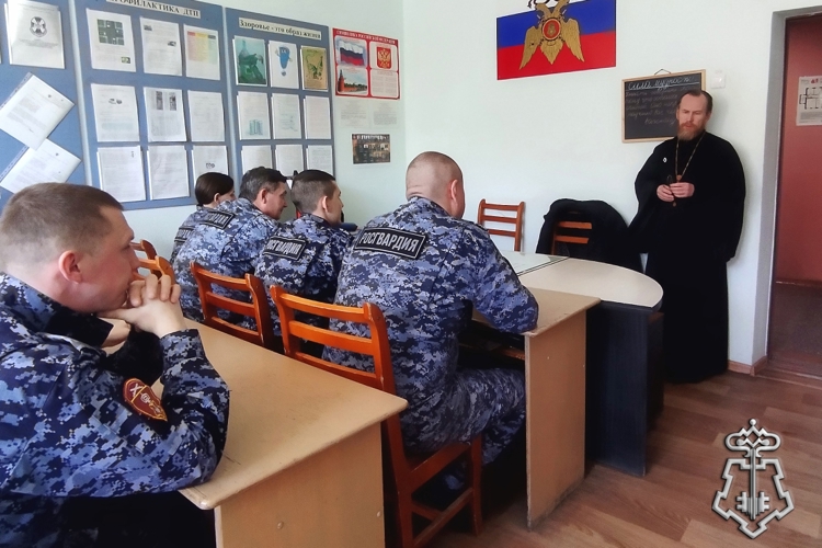 Священник рассказал сотрудникам Росгвардии Новодвинска о Светлой Христовой Пасхе