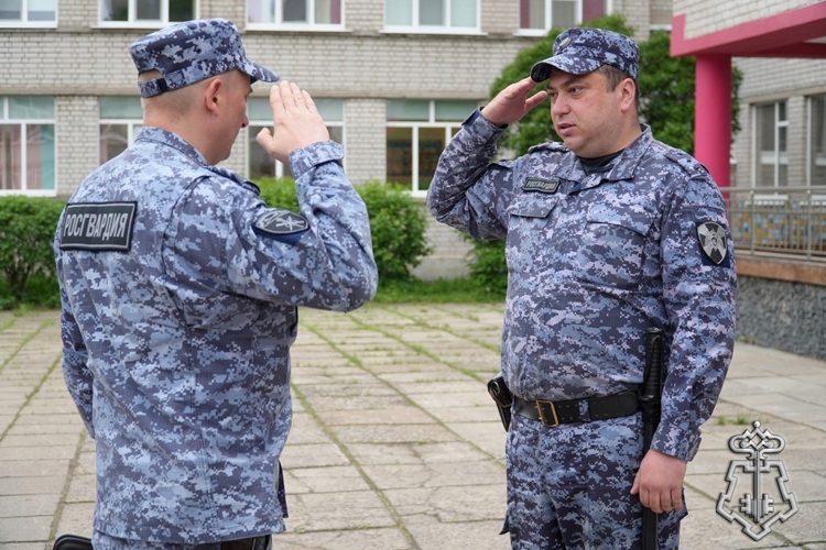 Росгвардейцы приняли участие в обеспечении безопасности последних звонков, прозвеневших в школах Архангельской области