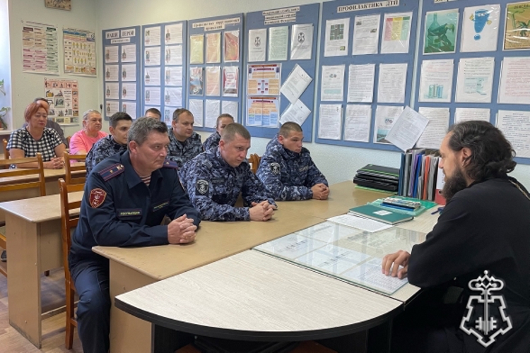 В Новодвинске настоятель местного храма продолжает духовное просвещение сотрудников Росгвардии