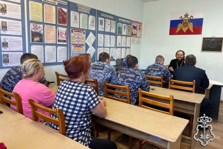 В Новодвинске настоятель местного храма продолжает духовное просвещение сотрудников Росгвардии
