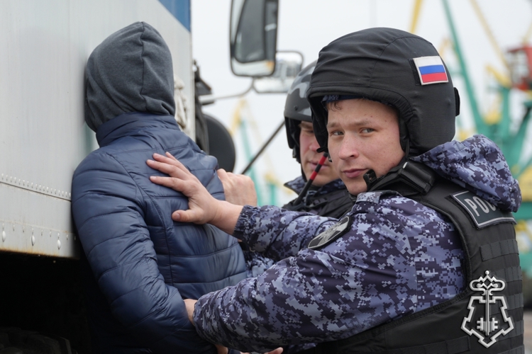 В Северодвинске патруль Росгвардии задержал рецидивиста, подозреваемого в ограблении бара