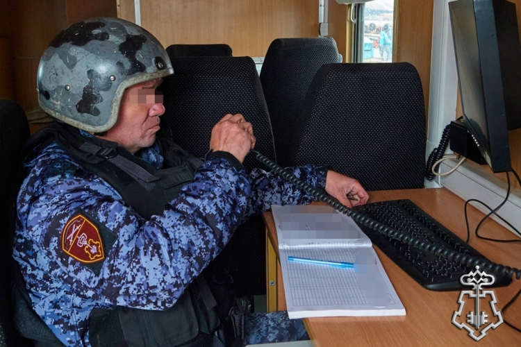 Наряд Росгвардии задержал трех граждан, подозреваемых в хищении товара из архангельского ТЦ