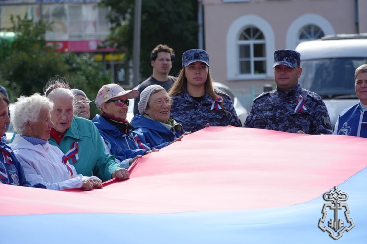  В Архангельске сотрудники Росгвардии приняли участие в патриотической акции ко Дню Государственного флага России