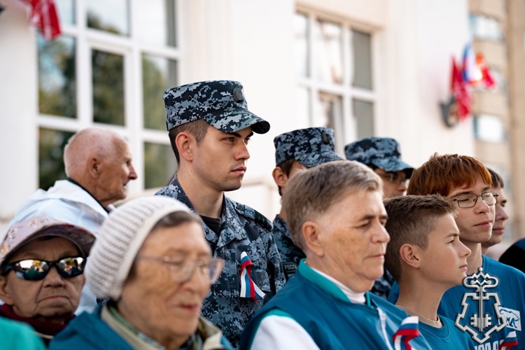 В Архангельске сотрудники Росгвардии приняли участие в патриотической акции ко Дню Государственного флага России