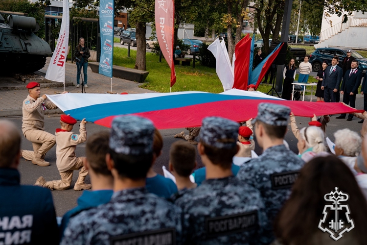 В Архангельске сотрудники Росгвардии приняли участие в патриотической акции ко Дню Государственного флага России