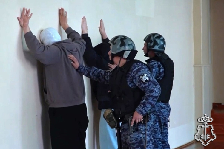 Сотрудники Росгвардии приняли участие в антитеррористических тренировках на объектах образования Архангельской области.