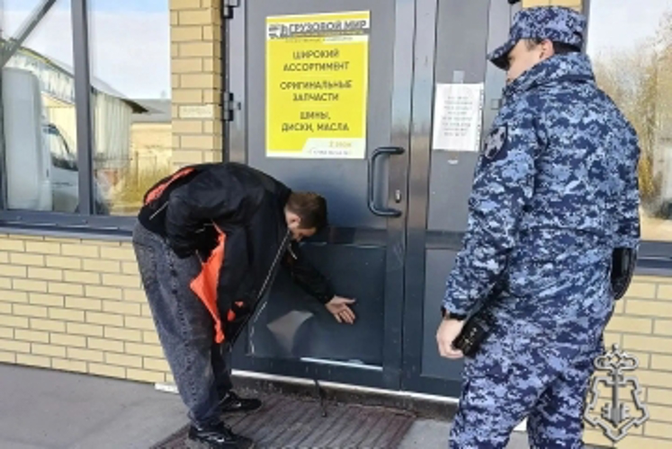 В Котласе сотрудники Росгвардии задержали подростка, незаконно проникшего в магазин запчастей